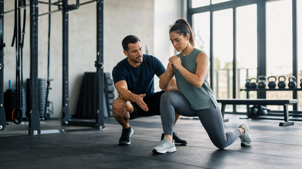 Coach sportif accompagnant un adulte en salle